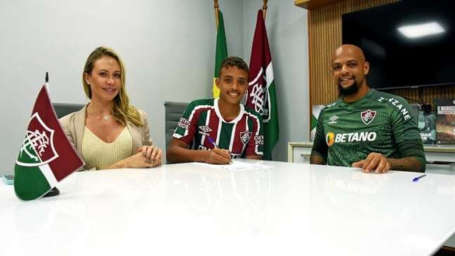 Davi Melo assinou contrato de formação com o Fluminense até fevereiro de 2025 (Foto: Mailson Santana/Fluminense)
