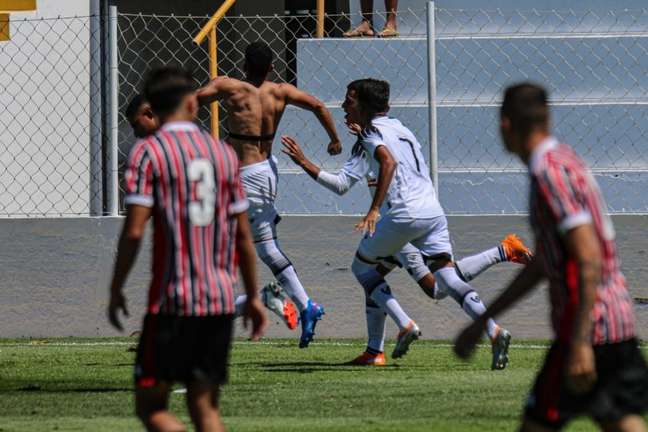 Jogadores do Vozão comemoram um dos gols marcados sobre o Tricolor, neste sábado (Foto: Ronaldo Oliveira/Ceará)