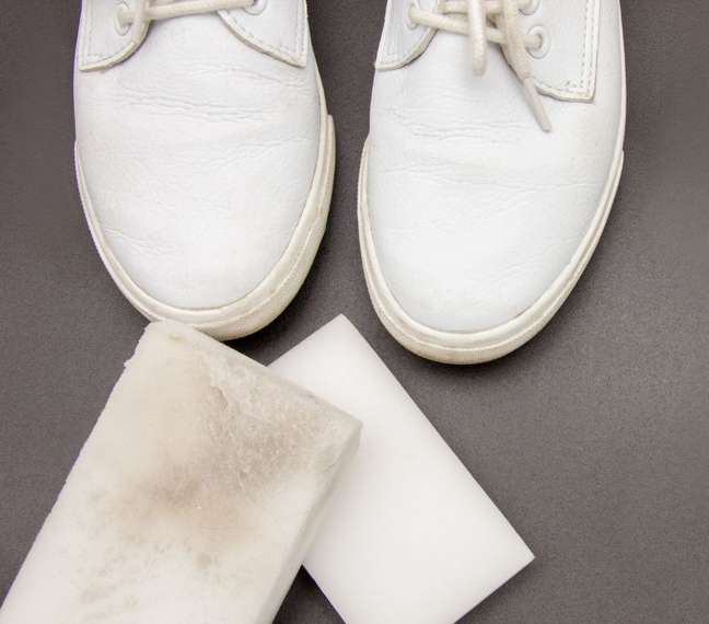 Tanto a esponja, quanto o limpador multiuso podem ser usados para limpar seu tênis branco 