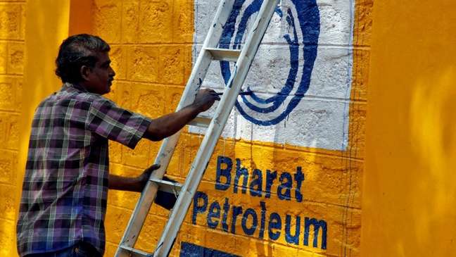 Petróleo russo cru tem sido enviado para refino na Índia, para depois serem exportados para a União Europeia, driblando sanções