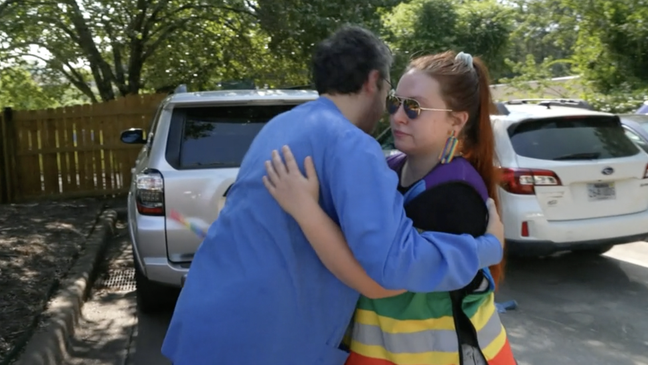 Acompanhantes abraçam funcionários no último dia dos Serviços de Planejamento Familiar de Little Rock