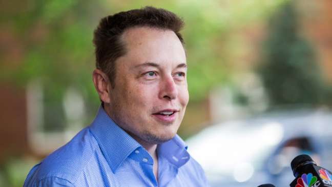 Elon Musk gera debate após demitir funcionários. 
