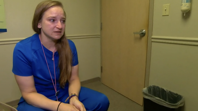 Jenifer Thompson, primeiro paciente e hoje funcionária, diz que a clínica salvou sua vida