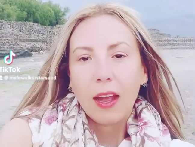 The woman is successful on social media for speaking “extraterrestrial language”;  Appearance