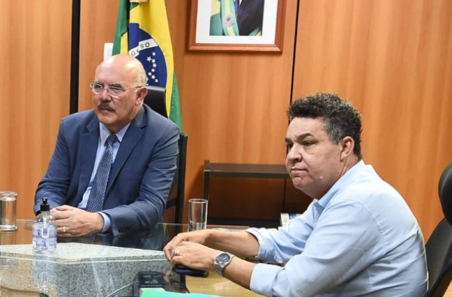 O então ministro da Educação Milton Ribeiro e o pastor Arilton Moura em 30/11/2021 