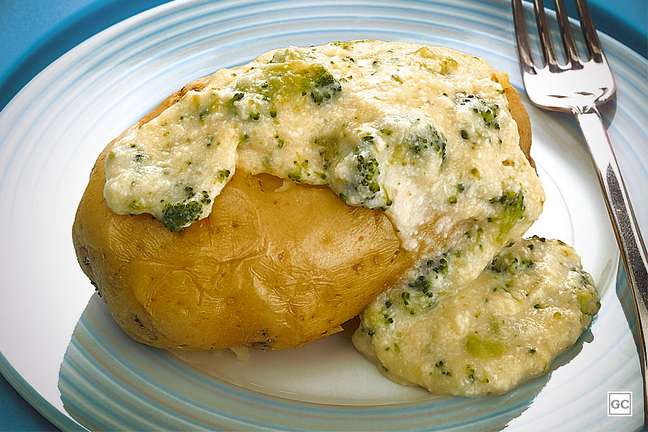 Batata assada no forno com brócolis – Foto: Guia da Cozinha