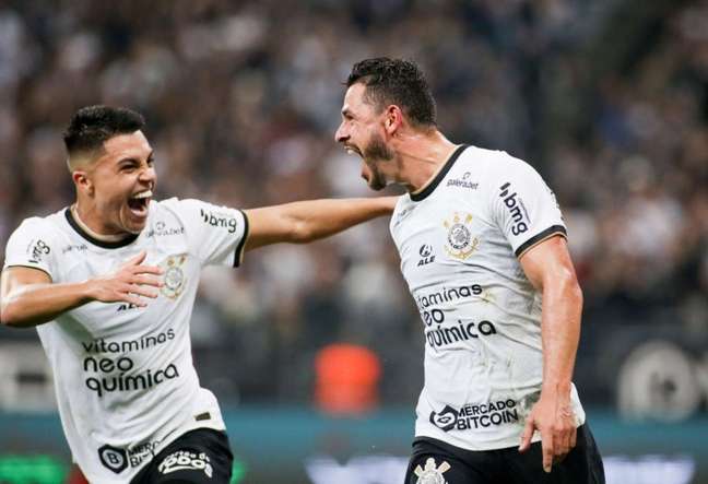 Roni e Giuliano tem adquirido forte parceria no Corinthians (Foto: Rodrigo Coca/Ag.Corinthians)