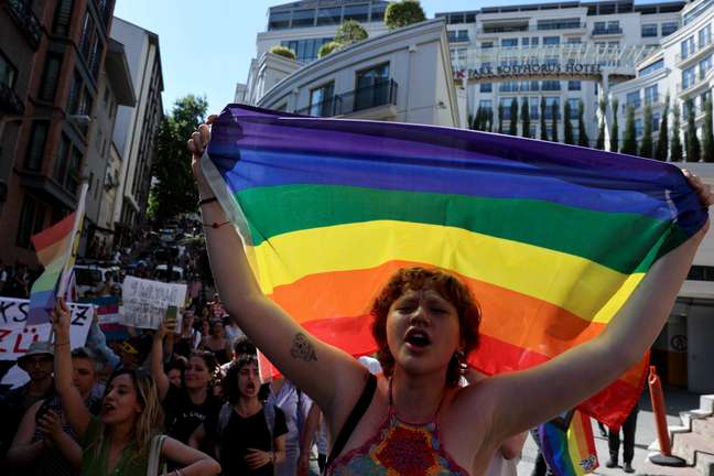 Polícia turca usa força para impedir realização de parada LGBT