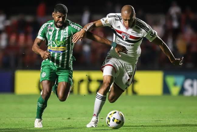 Miranda ganha disputa de bola: Tricolor esbarrou na retranca gaúcha (Foto: Fernando Alves/ EC Juventude)