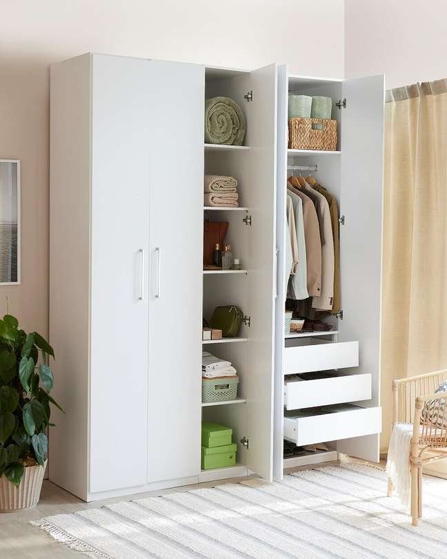 3. A cor branca nos armários dão um toque delicado e minimalista ao espaço. Crédito: Tok&Stok