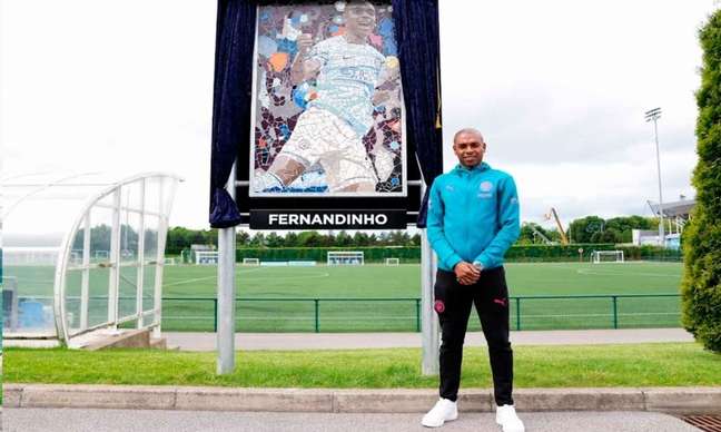 Fernandinho recentemente foi homenageado no Manchester City. Um campo do CT do clube recebeu o nome do atleta (Foto: Reprodução/Twitter)