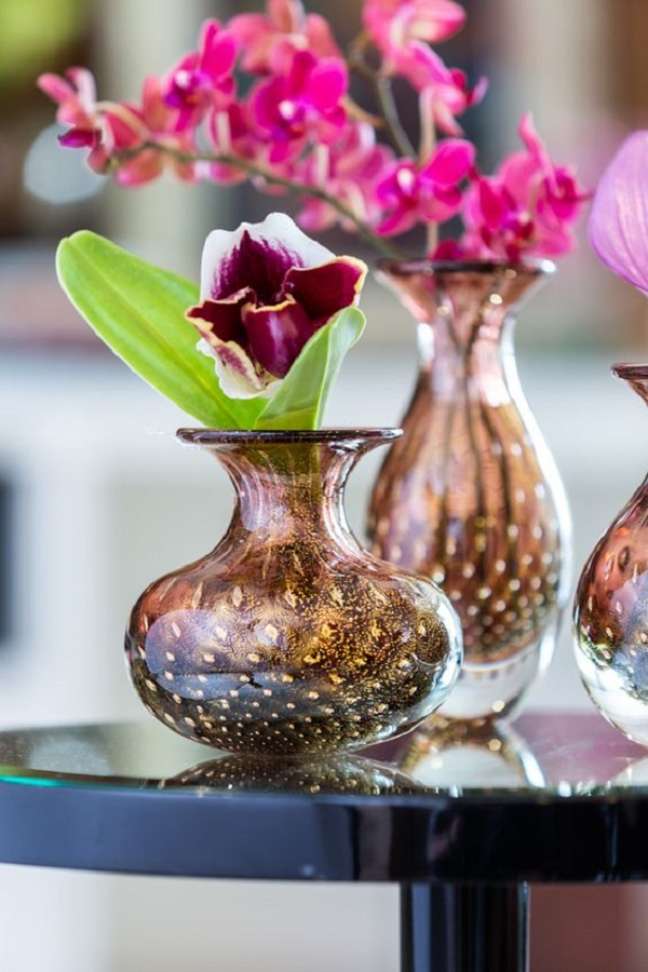 62. Arranjo de mesa com flores pink para sala de estar – Foto Vamos Receber