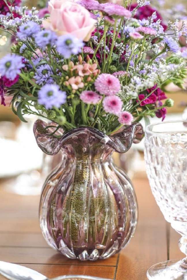 16. Mesa de jantar com arranjo de flores em tons de lilás – Foto Vamos Receber