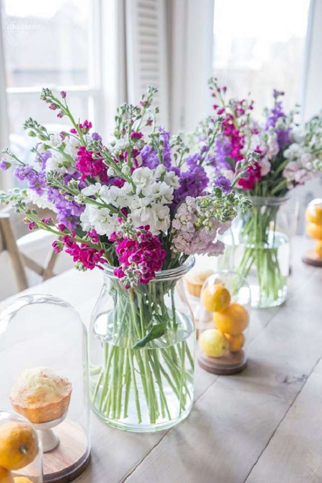 2. Mesa de jantar com vaso de vidro para flores – Foto Kristen Whitby