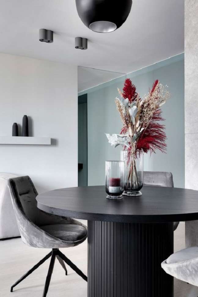 30. Sala moderna com vaso de vidro para plantas secas – Foto Behance