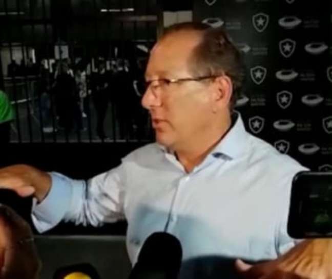 Textor no Estádio Nilton Santos após derrota do Botafogo. Dono do clube prometeu seguir tentando grandes contratações (Reprodução de vídeo / LANCE!)