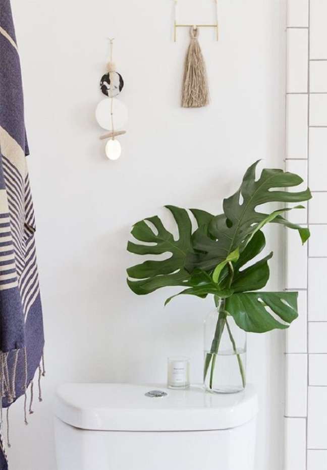 7. Banheiro decorado com vaso de vidro para plantas – Foto Jaroflemos
