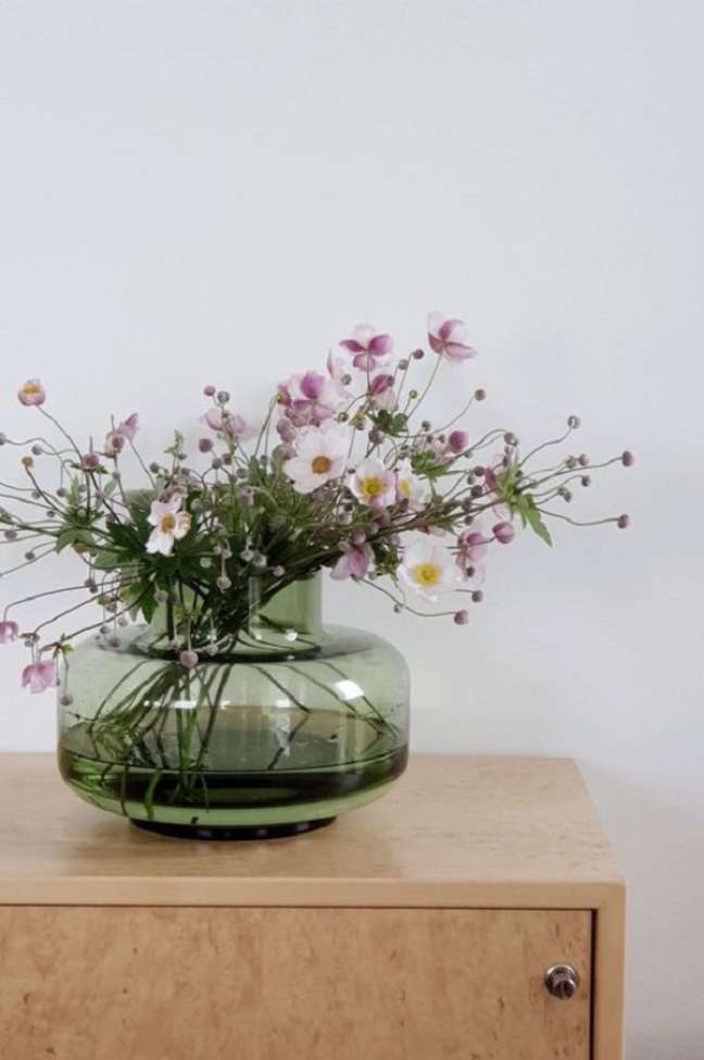 57. Vaso de vidro verde com flores cor de rosa – Foto September Edit