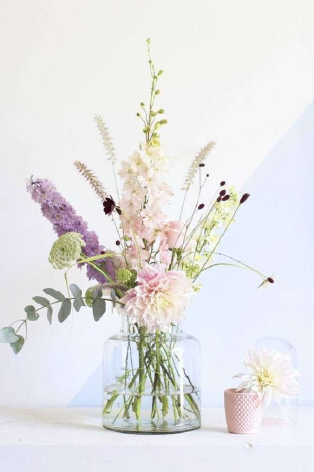 44. Vaso de vidro para decoração com flores – Foto Cove T House
