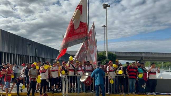 Torcida do Flamengo apoio o time no embarque para a Colômbia (Foto: LANCE!)