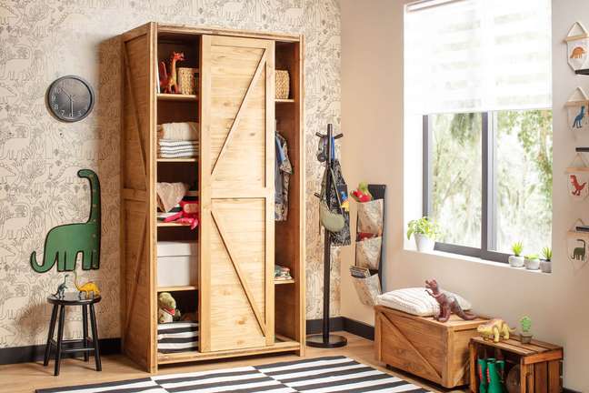 4. The low-shelf children's wardrobe encourages children to help with organization. Credit: Tok & Stok 4. The low-shelf children's wardrobe encourages children to help with organization. Credit: Tok & Stok