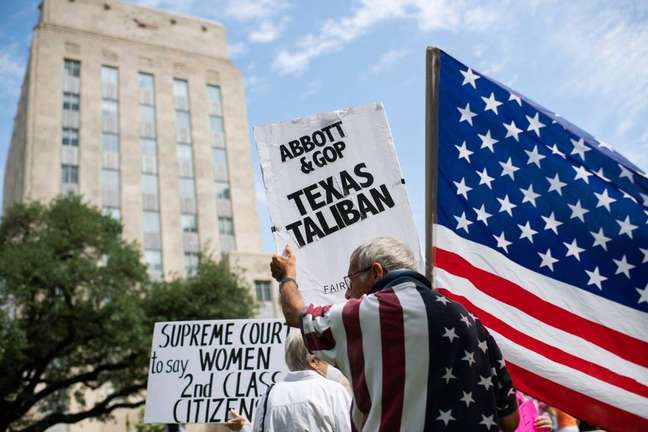 Manifestantes pró-aborto do lado de fora da prefeitura em Houston, Texas, em 14 de maio de 2022