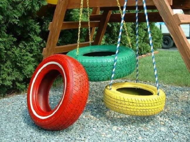 68. Artesanato com pneus: pneus coloridos se transformam em balanços divertidos. Fonte: Revista Artesanato