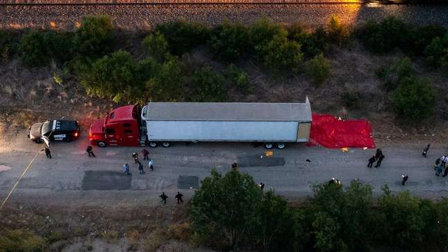 Equipes de resgate encontraram mais de 40 corpos no caminhão no Texas
