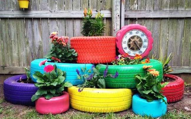 83. Artesanato com pneus: deixe o jardim ainda mais colorido. Fonte: Decor Fácil