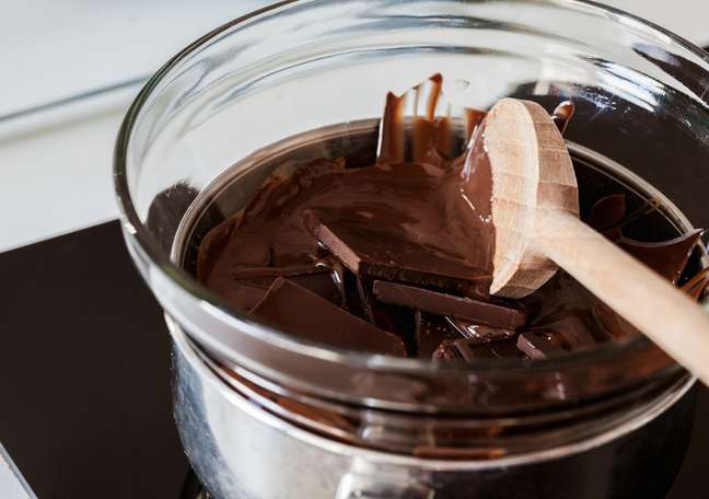 O banho-maria é uma técnica simples para derreter chocolates e por isso é a mais utilizada – Foto: Shutterstock