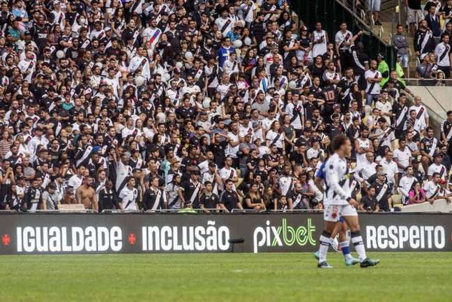 Vascaínos vão lotar mais uma partida do clube no Maracanã (Foto: Daniel RAMALHO/CRVG)