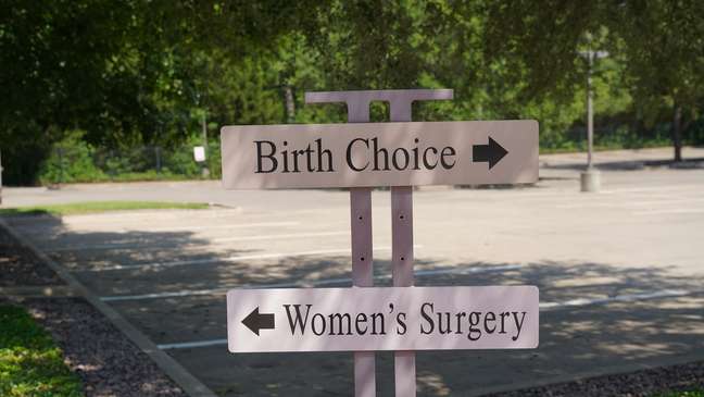 Uma placa do lado de fora de uma clínica de aborto em Dallas