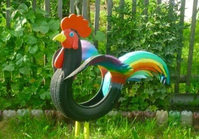 32. Para deixar o jardim mais colorido, um galo de pneu. Fonte: Upcycle Art