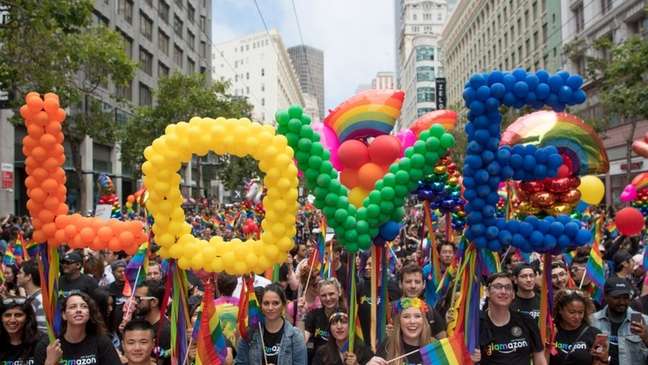 As paradas do orgulho LGBT que acontecem todos os anos nas principais cidades do mundo começaram por causa da revolta de Stonewall