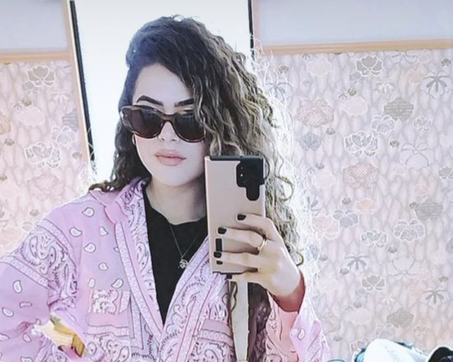 USA: Maisa wears R $ 418 foulard print trousers and shirt