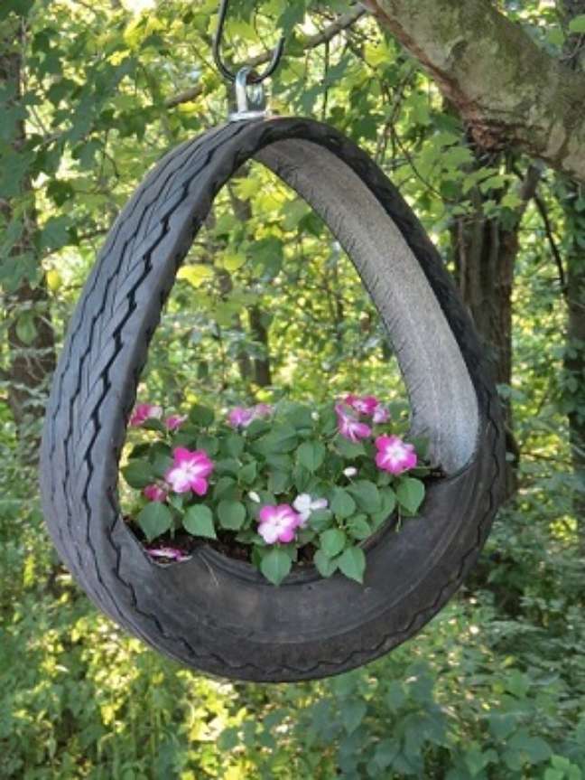38. Outro exemplo de vaso de flores de artesanato com pneus. Fonte: Talkdecor