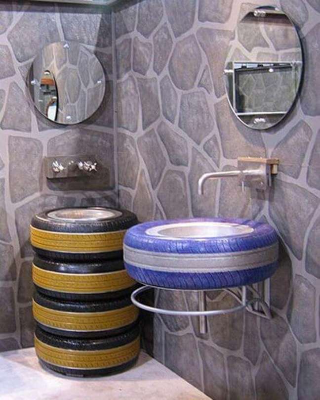 62. Banheiro ousado decorado com artesanato com pneus. Fonte: Podelunchi