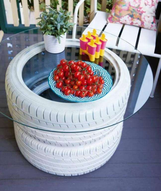 57. Artesanato com pneus: decoração clean com mesa feita de pneus pintados de branco. Fonte: Civil Engineering Discoveries