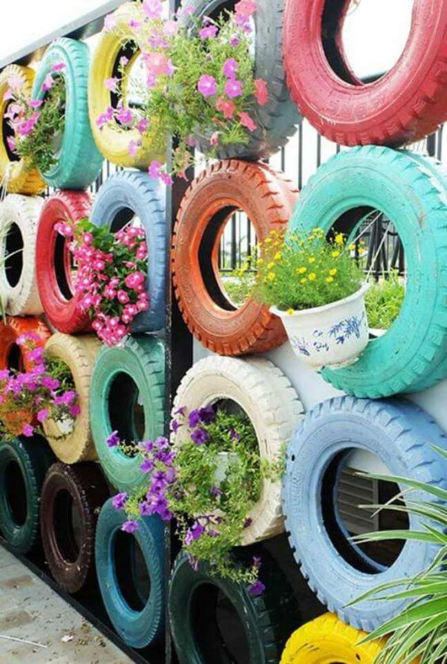 1. Crie um jardim vertical colorido com artesanato com pneus. Fonte: Revista Artesanato