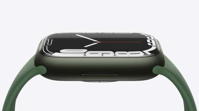 Apple Watch Series 7 tem bordas menores para aumentar o aproveitamento da tela 