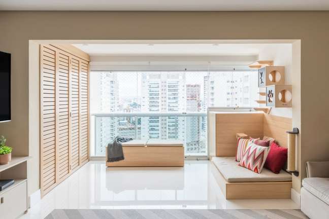 In the apartment designed by Cristiane Schiavoni, in addition to the glass, safety nets have been installed to protect the two family kittens.  Project by Cristiane Schiavoni