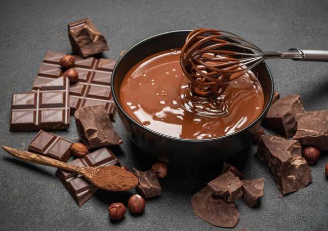 O chocolate fracionado é ótimo para coberturas e casquinhas de bombons – Foto: Guia da Cozinha