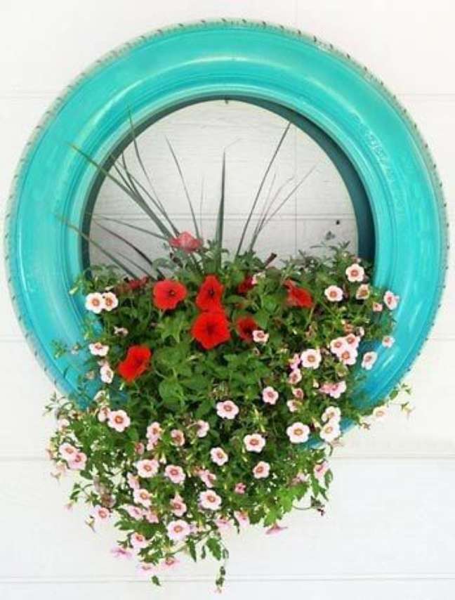 10. Vaso de flores de artesanato com pneus. Fonte: Total Construção