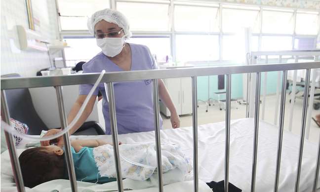 Bolsonaro sanciona piso da enfermagem, mas veta correção pela inflação