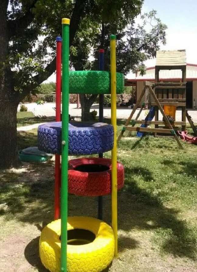 72. Artesanato com pneus: os pneus coloridos trazem alegria para o playground. Fonte: Espaço Infantil