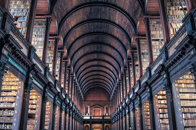 A Biblioteca da Trinity College possui mais de 4,5 milhões de volumes de livros.