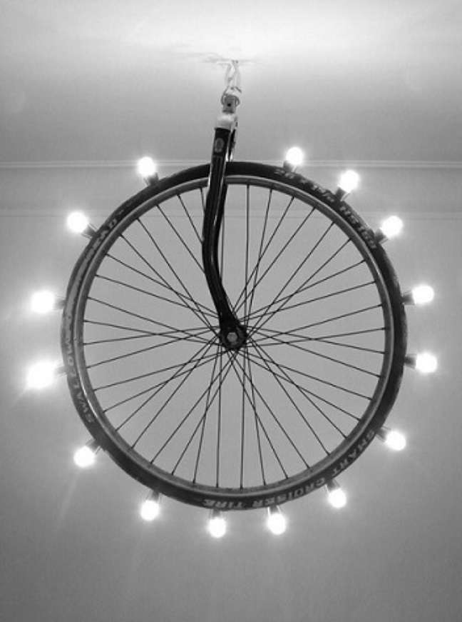 34. Lindíssima luminária de pneu de bicicleta. Fonte: Recycled Crafts