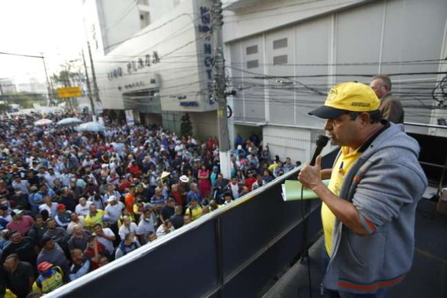 Motoristas e cobradores de ônibus decidem fazer nova greve em SP 