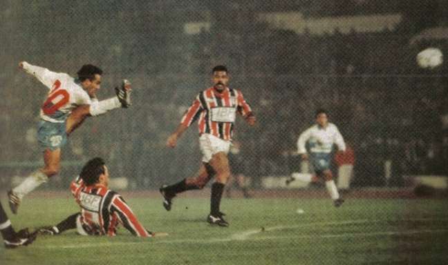 Toninho Cerezo observa jogada da Católica na final da Libertadores de 1993 (Foto: Acervo/São Paulo FC)