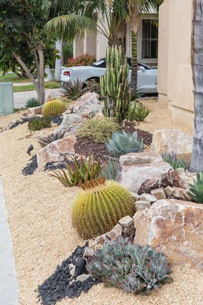 10. Jardim de pedras com cacto bola grande – Fonte Design For Serenity